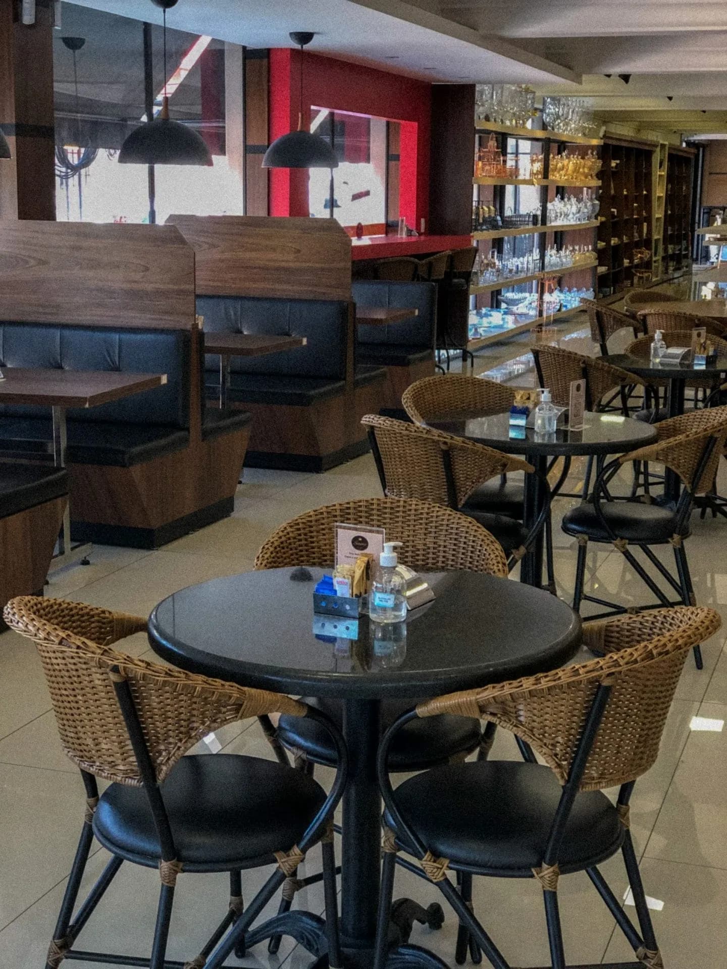 Interior do Caffè Schiètto — mesas e ambiente da cafeteria